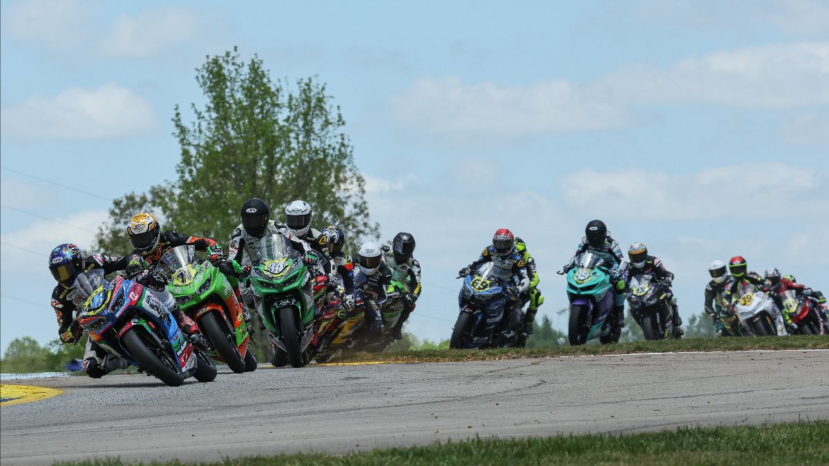 220428 The leading pack of SportbikeTrackGear.com Junior Cup racers make their way through the esses at Michelin Raceway Road Atlanta on Sunday