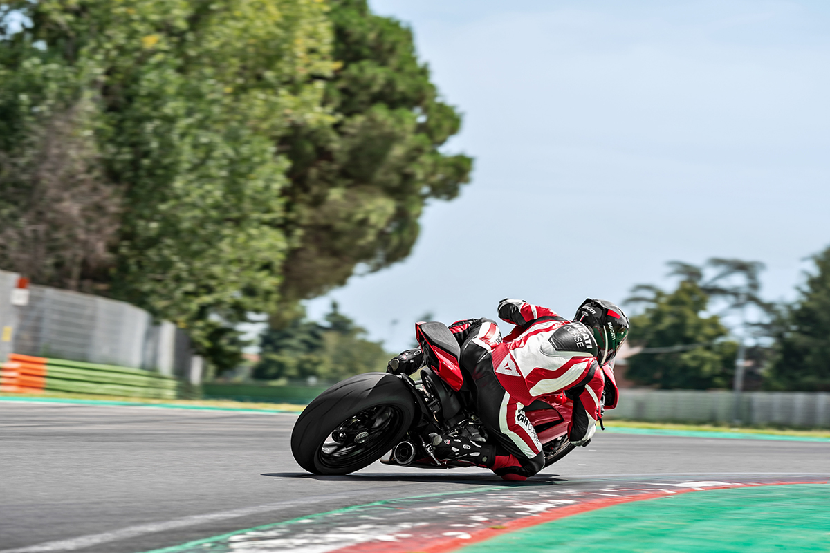 DUCATI_PANIGALE V2_AMBIENCE_03_UC101490_High